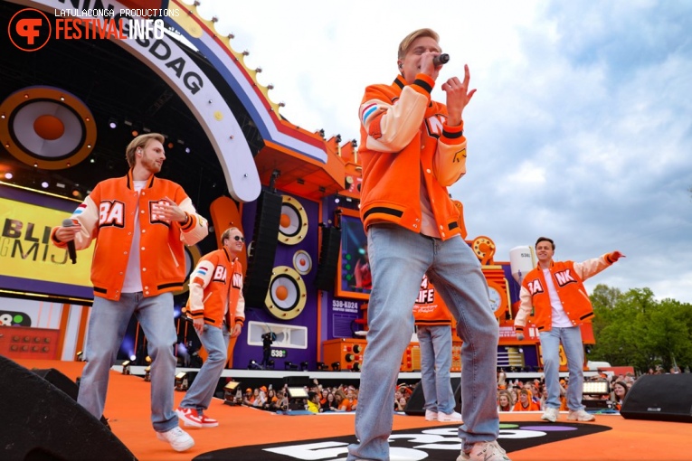 Bankzitters op 538 Koningsdag 2024 foto