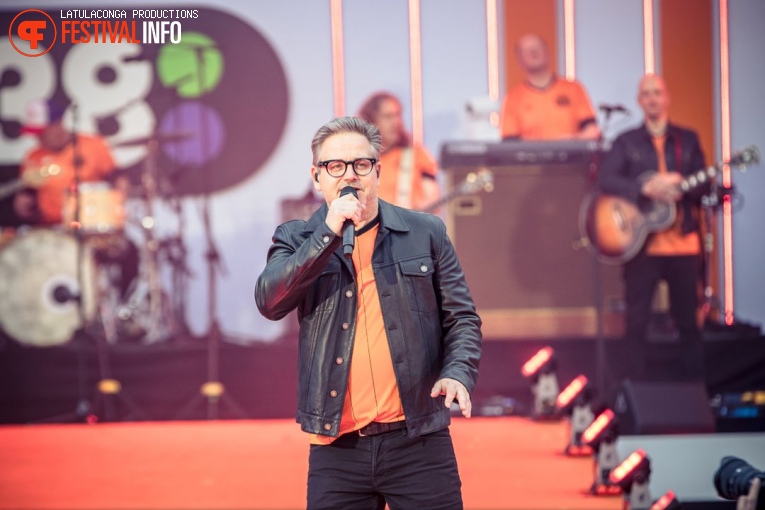 Guus Meeuwis op 538 Koningsdag 2024 foto