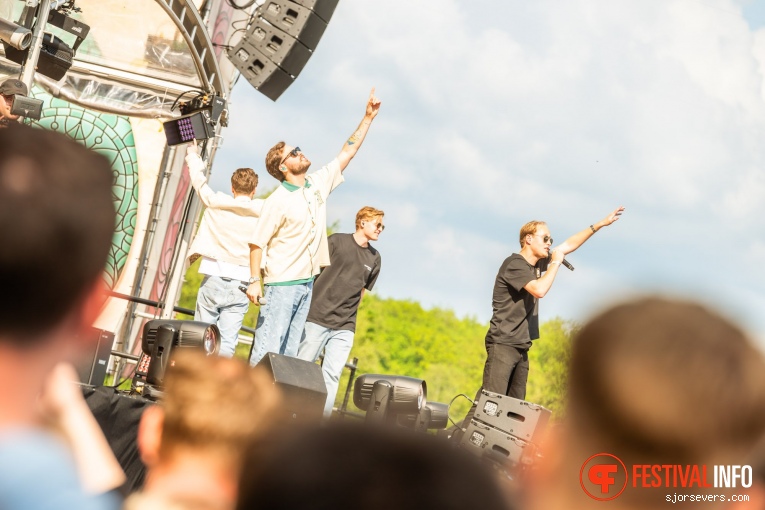 Bankzitters op Dance4Liberation 2024 foto