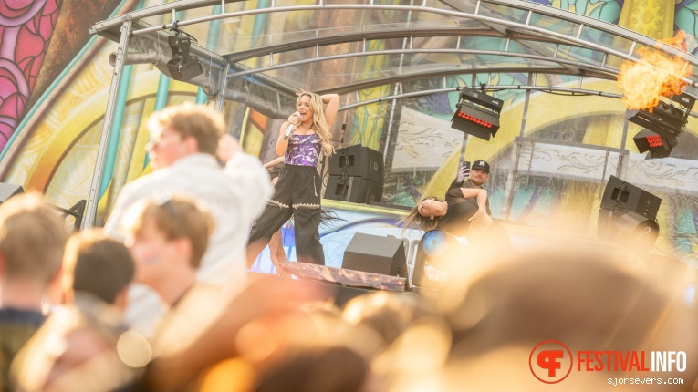 Emma Heesters op Dance4Liberation 2024 foto