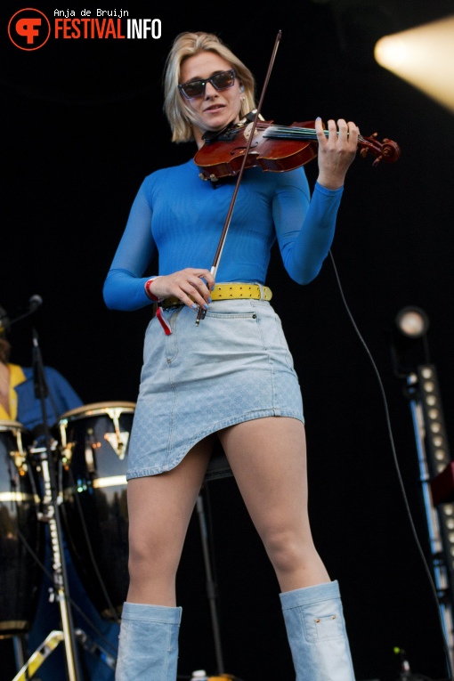 Son Mieux op Bevrijdingsfestival Zuid-Holland 2024 foto