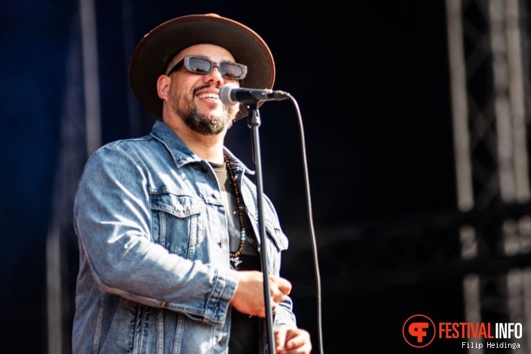 Ben L'Oncle Soul op Bevrijdingsfestival Overijssel 2024 foto