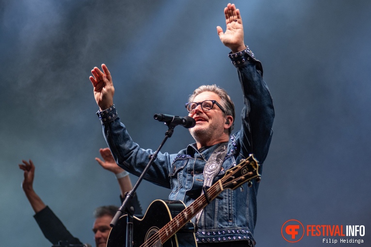 Guus Meeuwis op Oerrock Festival 2024 foto