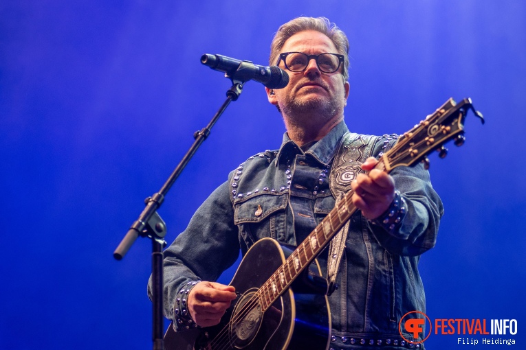 Guus Meeuwis op Oerrock Festival 2024 foto