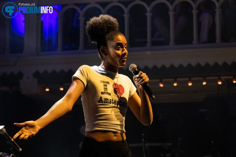 Aby Coulibaly op Olivia Dean - 13/05 - Paradiso foto