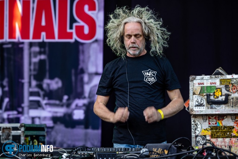 Fun Lovin Criminals DJ-set op Zuiderpark Live: DJ DNA & Fun Lovin’ Criminals - 19/05 - Zuiderparktheater foto