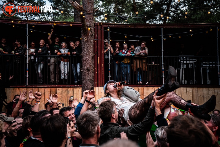 Lambrini Girls op Dauwpop 2024 foto