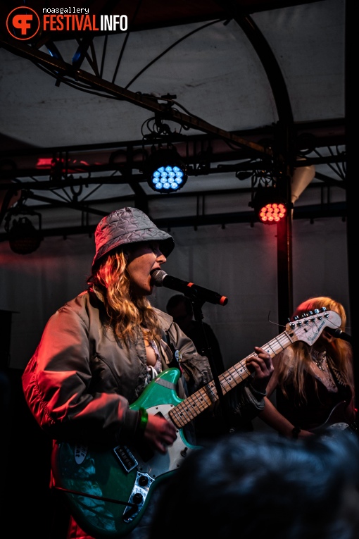 Lambrini Girls op Dauwpop 2024 foto