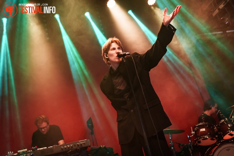 Whispering Sons op Dauwpop 2024 foto