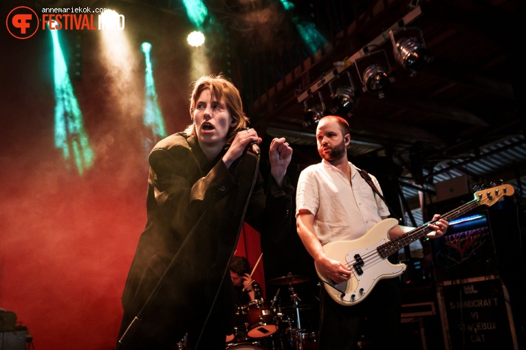 Whispering Sons op Dauwpop 2024 foto