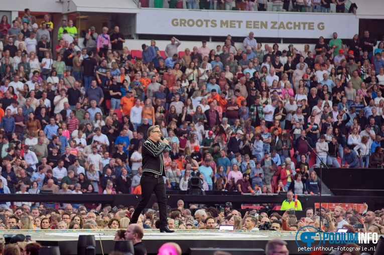 Guus Meeuwis op Guus Meeuwis - Groots met een zachte G - 14/06 - Philips Stadion foto
