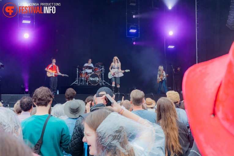 Nieve Ella op Pinkpop 2024 - Vrijdag foto