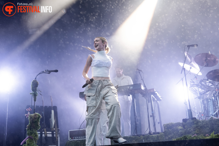Pommelien Thijs op Pinkpop 2024 - Vrijdag foto