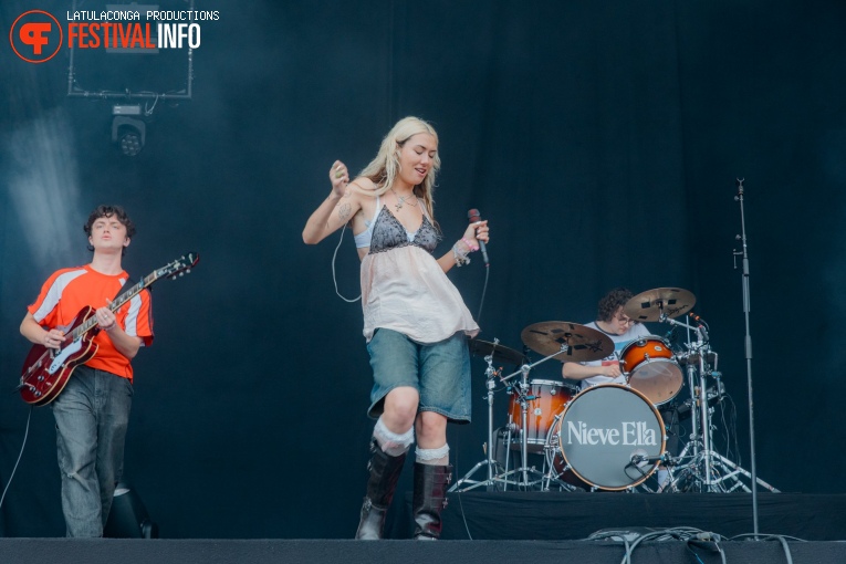 Nieve Ella op Pinkpop 2024 - Vrijdag foto