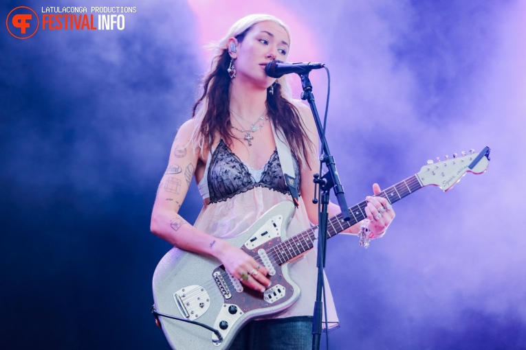 Nieve Ella op Pinkpop 2024 - Vrijdag foto