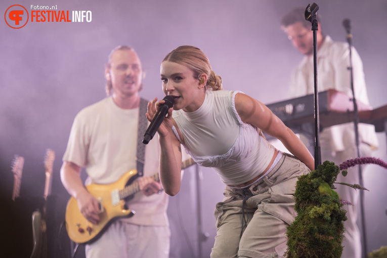 Pommelien Thijs op Pinkpop 2024 - Vrijdag foto