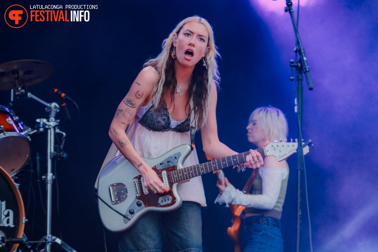 Nieve Ella op Pinkpop 2024 - Vrijdag foto
