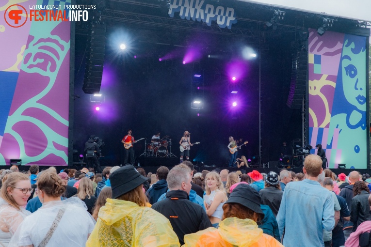Nieve Ella op Pinkpop 2024 - Vrijdag foto