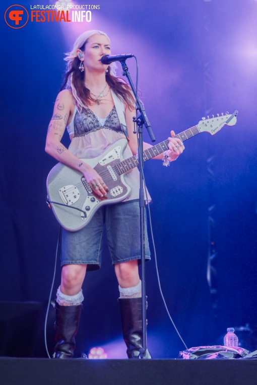 Nieve Ella op Pinkpop 2024 - Vrijdag foto