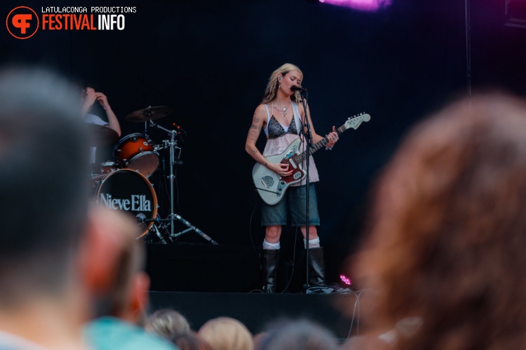 Nieve Ella op Pinkpop 2024 - Vrijdag foto