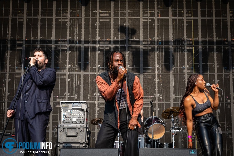 Young Fathers op Massive Attack - 27/06 - Spoorpark foto