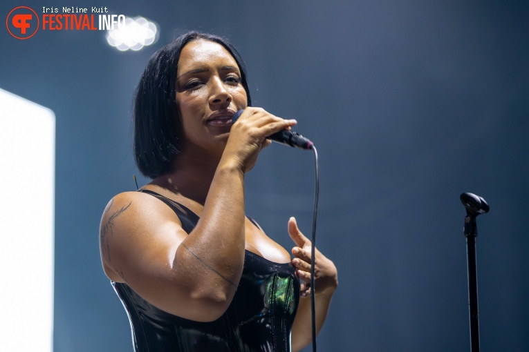 Naomi Sharon op Down The Rabbit Hole 2024 - Vrijdag foto