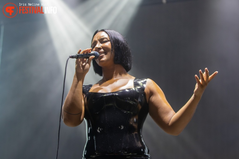 Naomi Sharon op Down The Rabbit Hole 2024 - Vrijdag foto
