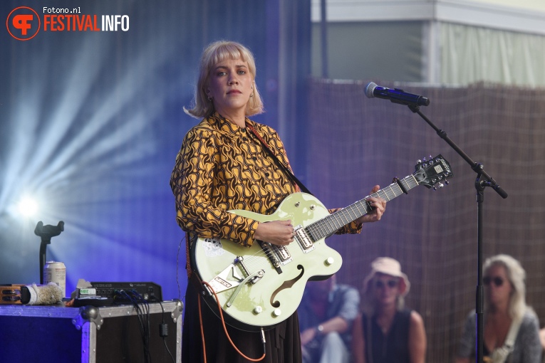 Bess Atwell op Down The Rabbit Hole 2024 - Zondag foto