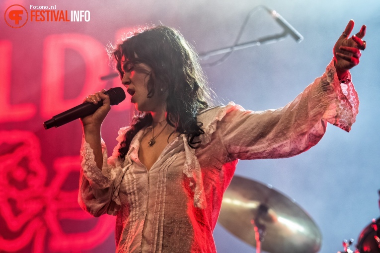 The Last Dinner Party op Down The Rabbit Hole 2024 - Zondag foto