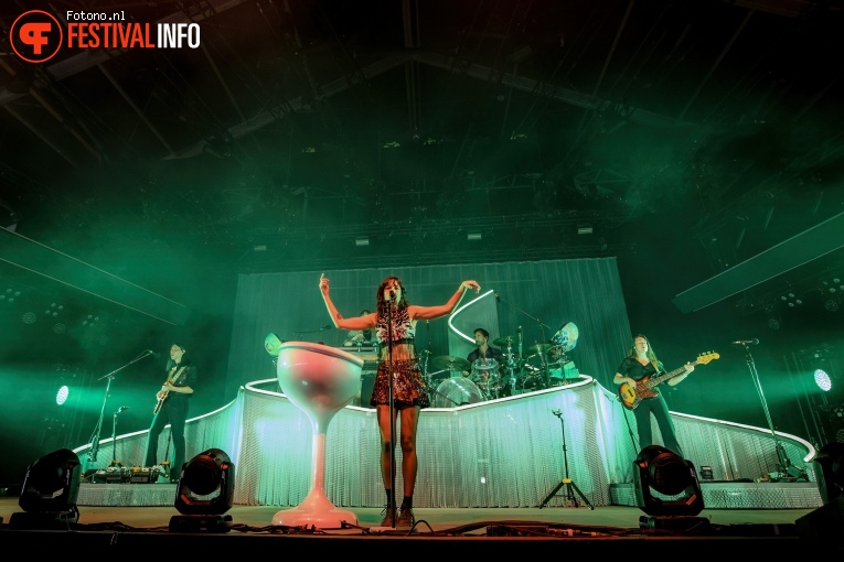 Bess Atwell op Down The Rabbit Hole 2024 - Zondag foto