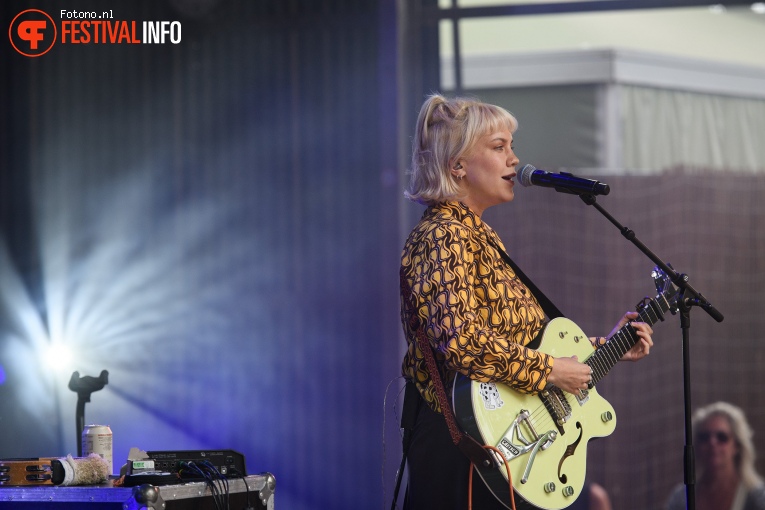 Bess Atwell op Down The Rabbit Hole 2024 - Zondag foto