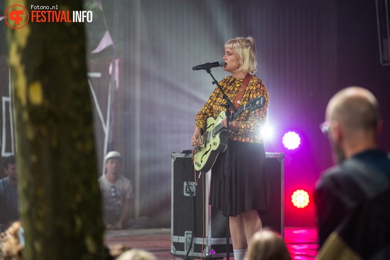 Bess Atwell op Down The Rabbit Hole 2024 - Zondag foto
