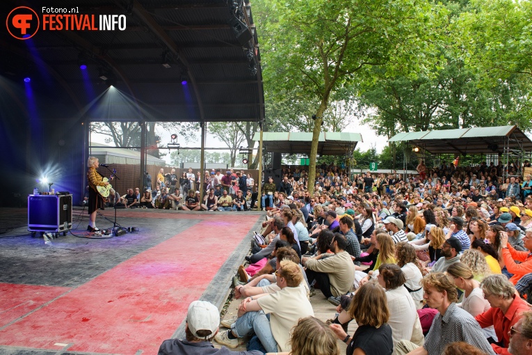Bess Atwell op Down The Rabbit Hole 2024 - Zondag foto