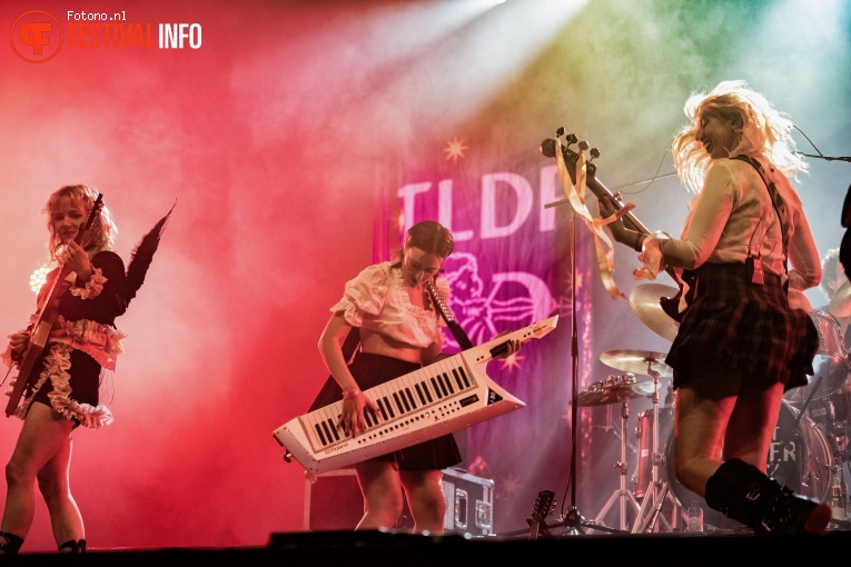 The Last Dinner Party op Down The Rabbit Hole 2024 - Zondag foto