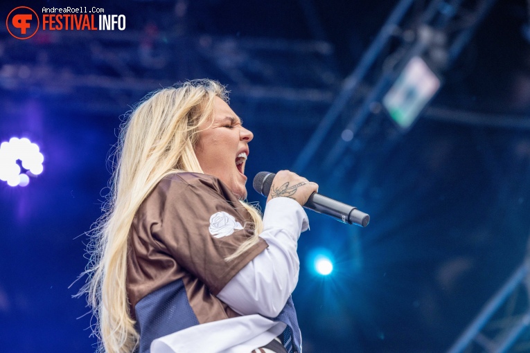 Tones and I op Zwarte Cross 2024 - Zondag foto