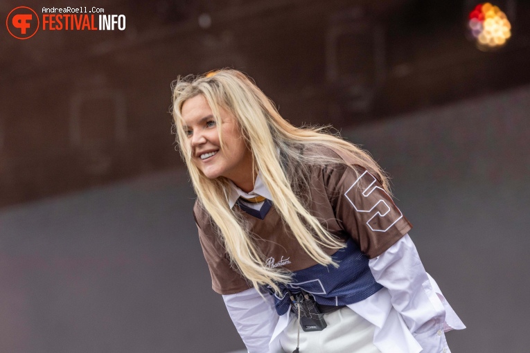 Tones and I op Zwarte Cross 2024 - Zondag foto