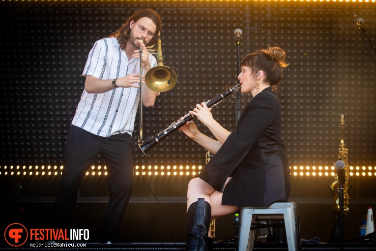 Caravan Palace op Paléo 2024 foto