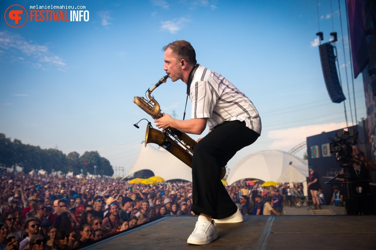 Caravan Palace op Paléo 2024 foto