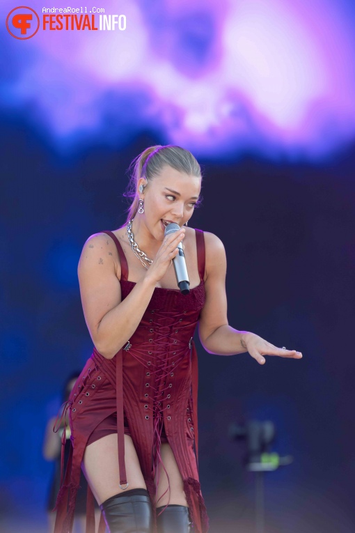 Becky Hill op Sziget 2024 - Zondag foto