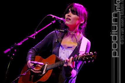 Priscilla Ahn op Ray Lamontagne - 27/2 - Tivoli foto