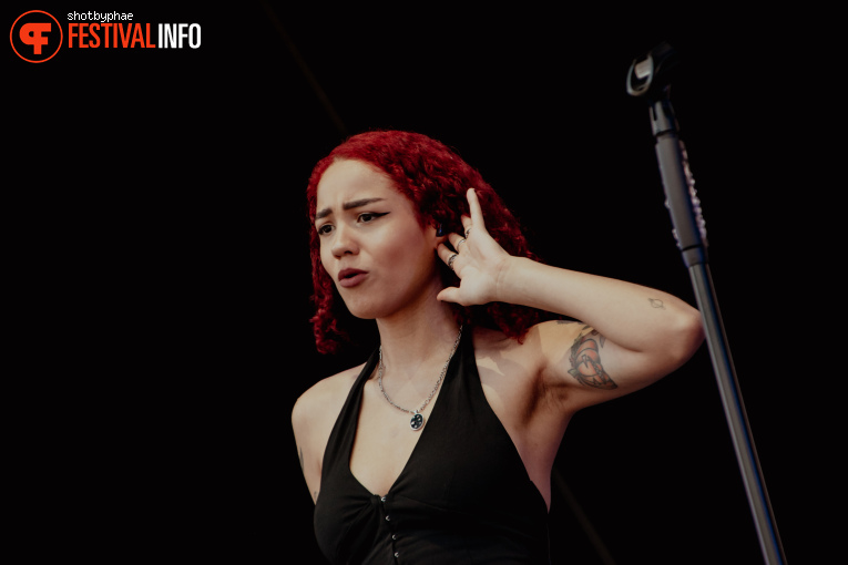 Cloudy June op Superbloom Festival 2024 foto