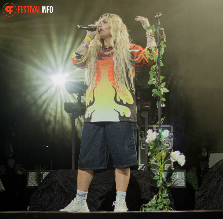Roxeanne Hazes op Appelpop 2024 foto
