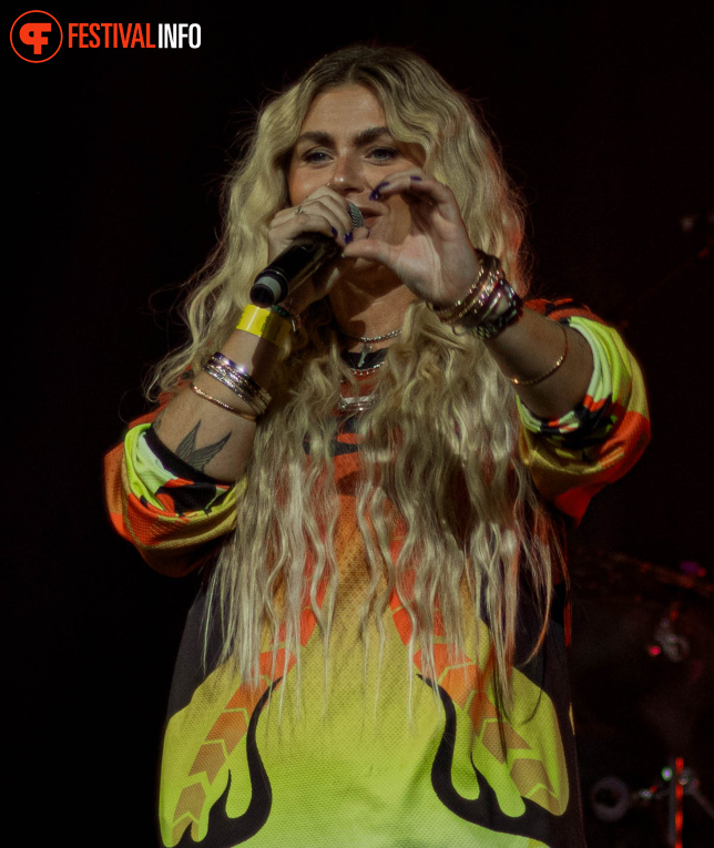 Roxeanne Hazes op Appelpop 2024 foto