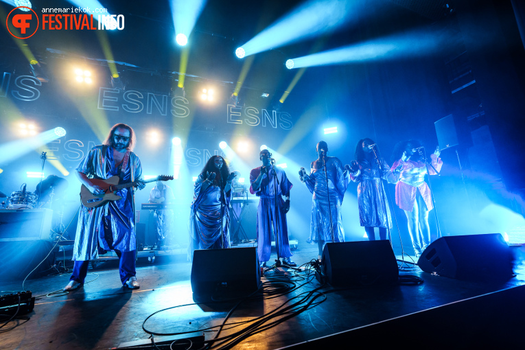 Arp Frique & The Perpetual Singers op Eurosonic Noorderslag (ESNS) 2025 - Woensdag foto