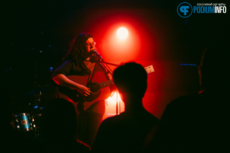 Levi Boon op Lenny Monsou - 13/03 - TivoliVredenburg foto