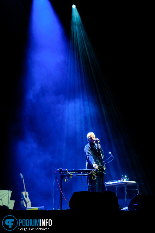 Oliver Symons op Warhaus - 18/03 - Koninklijk Theater Carré foto