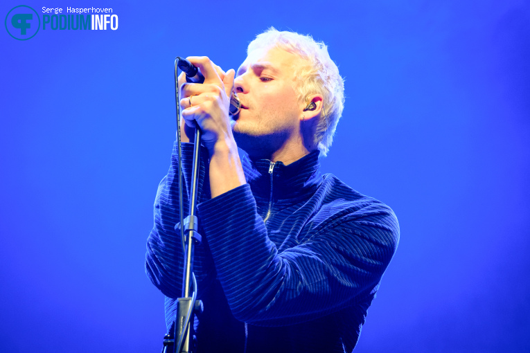 Oliver Symons op Warhaus - 18/03 - Koninklijk Theater Carré foto