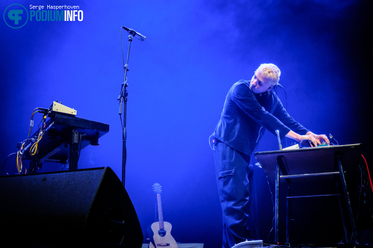 Oliver Symons op Warhaus - 18/03 - Koninklijk Theater Carré foto