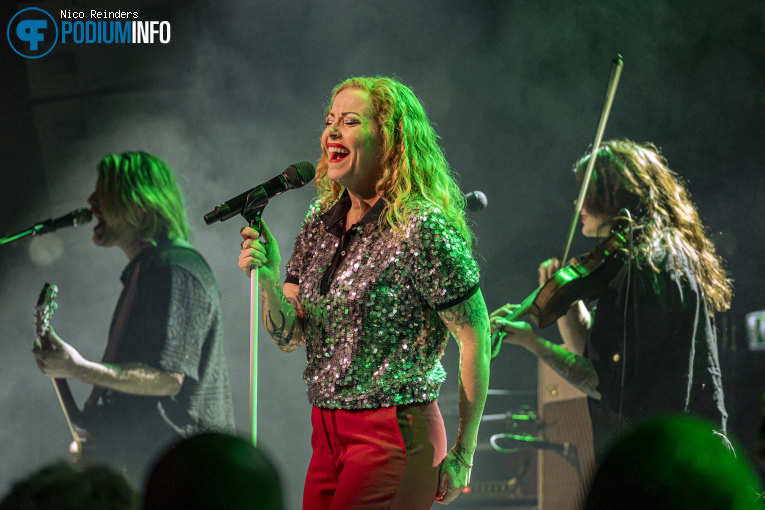 Anneke van Giersbergen op Anneke van Giersbergen - 22/03 - Boerderij foto