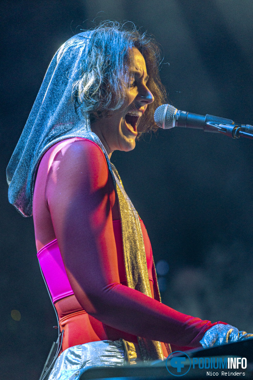 Ebony Buckle op Anneke van Giersbergen - 22/03 - Boerderij foto